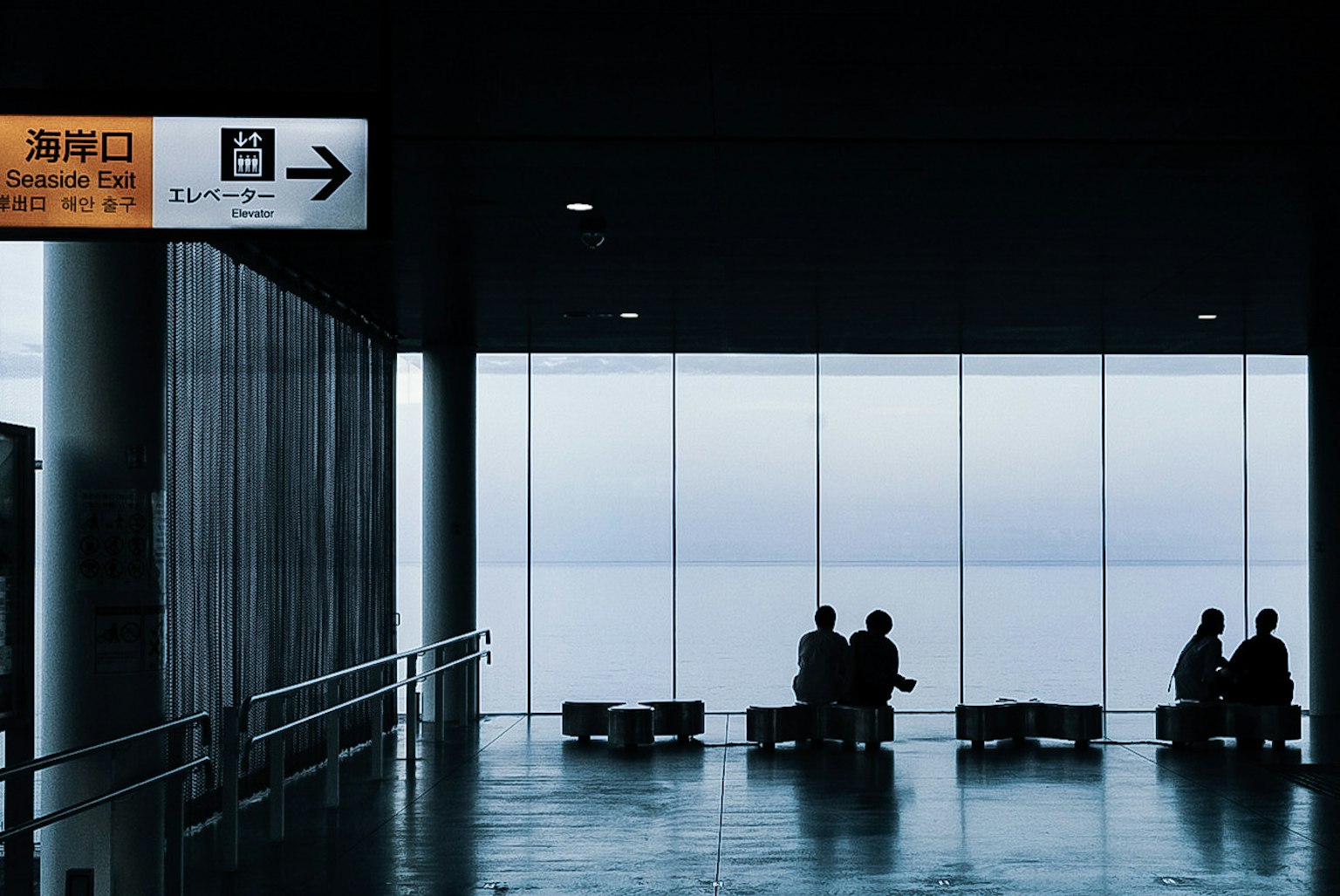 静かな待合室のシルエットと青い海の景色