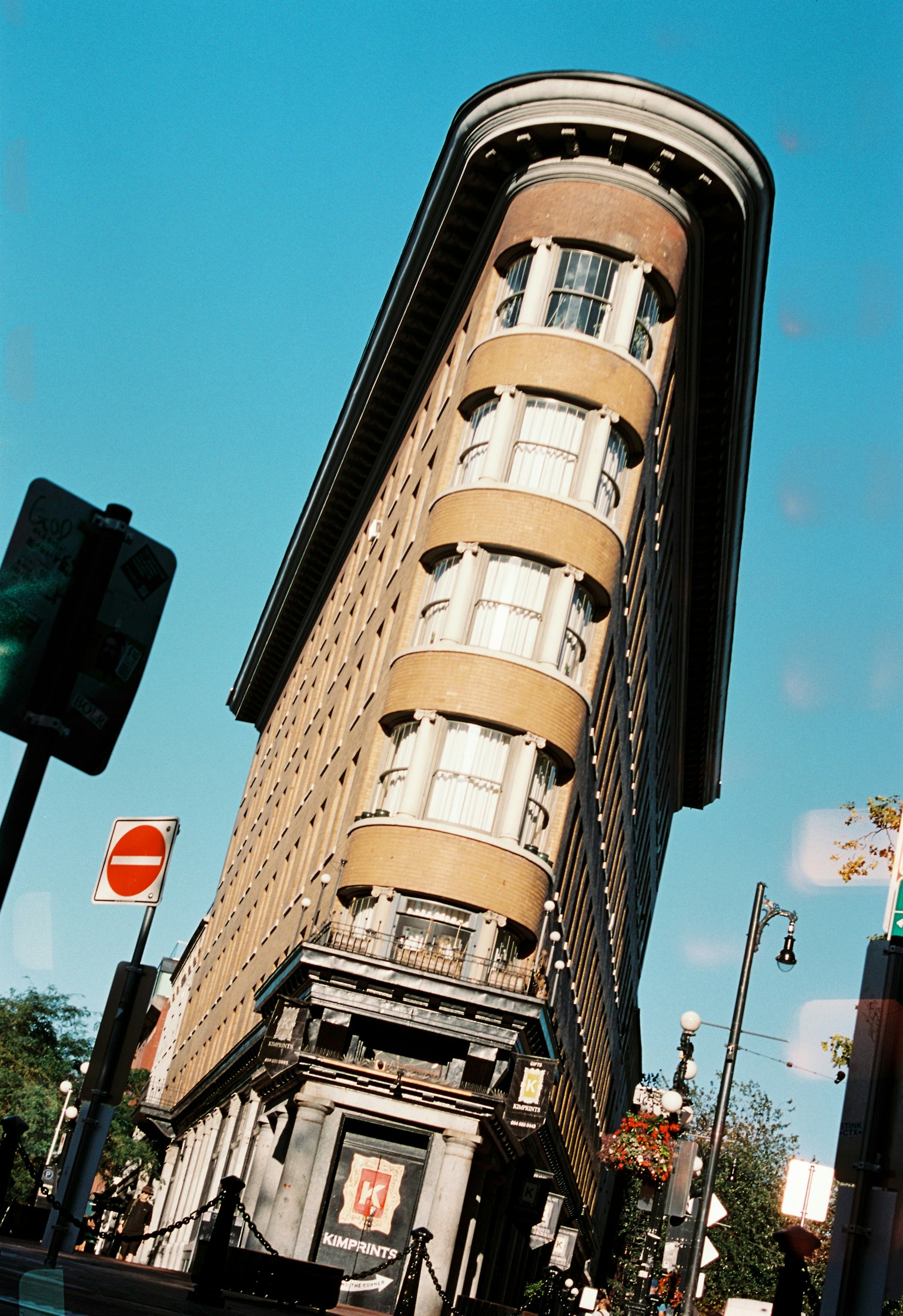 斜めに立つユニークなデザインのビルの写真 青空の下で撮影された