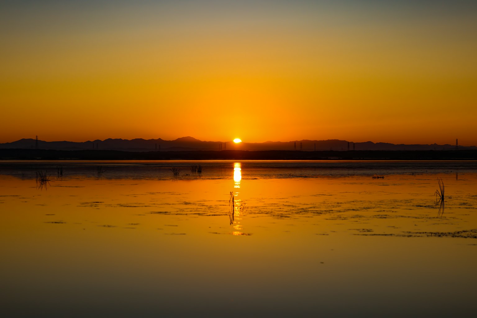 美しい夕日が水面に映る静かな湖の風景