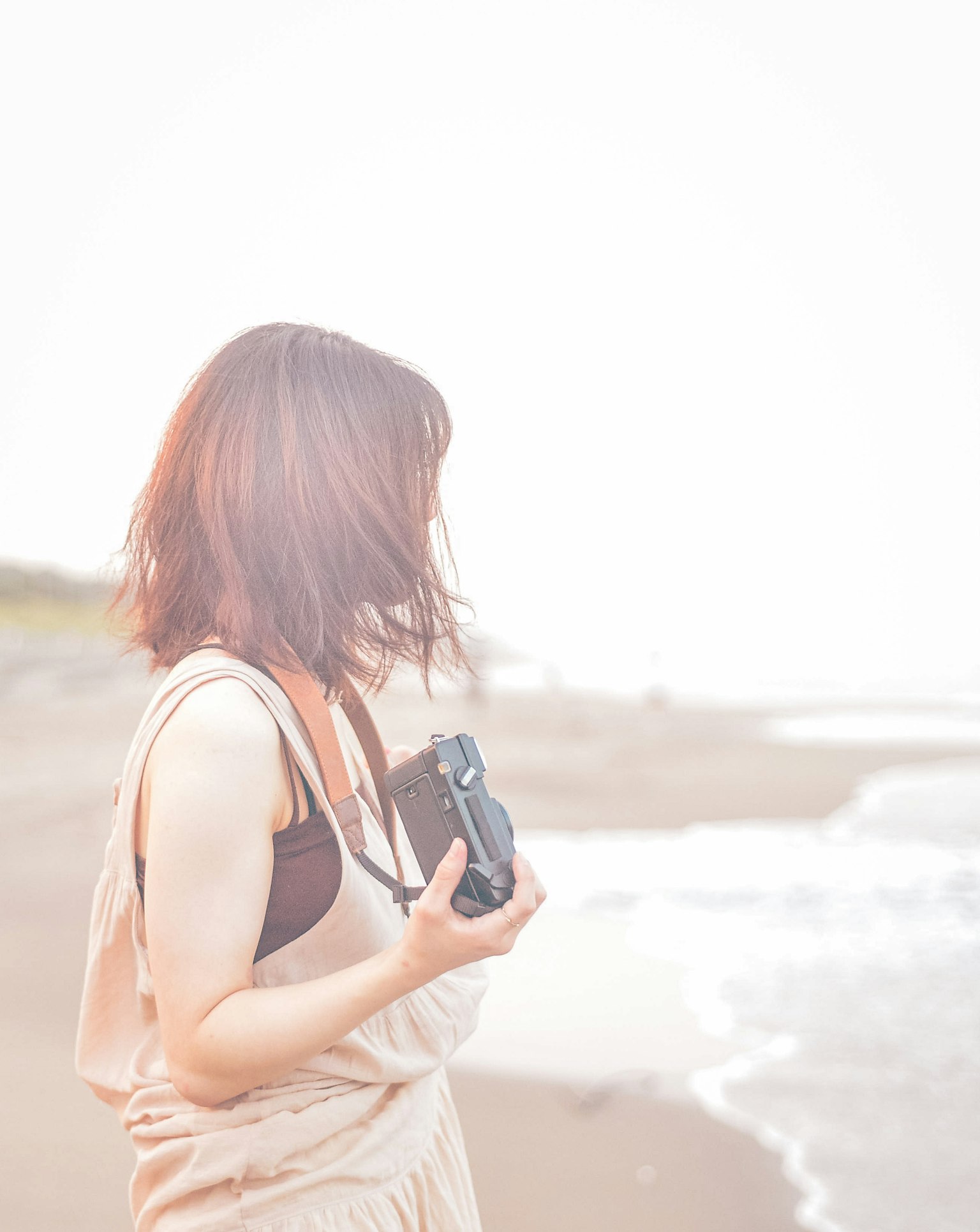 海灘上拿著相機的女人
