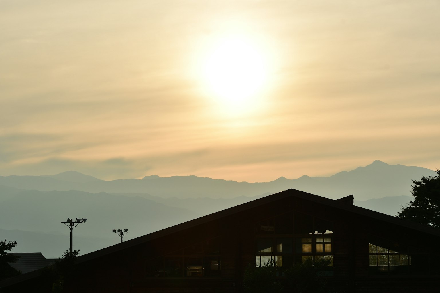 Bella vista del tramonto con silhouette di montagne