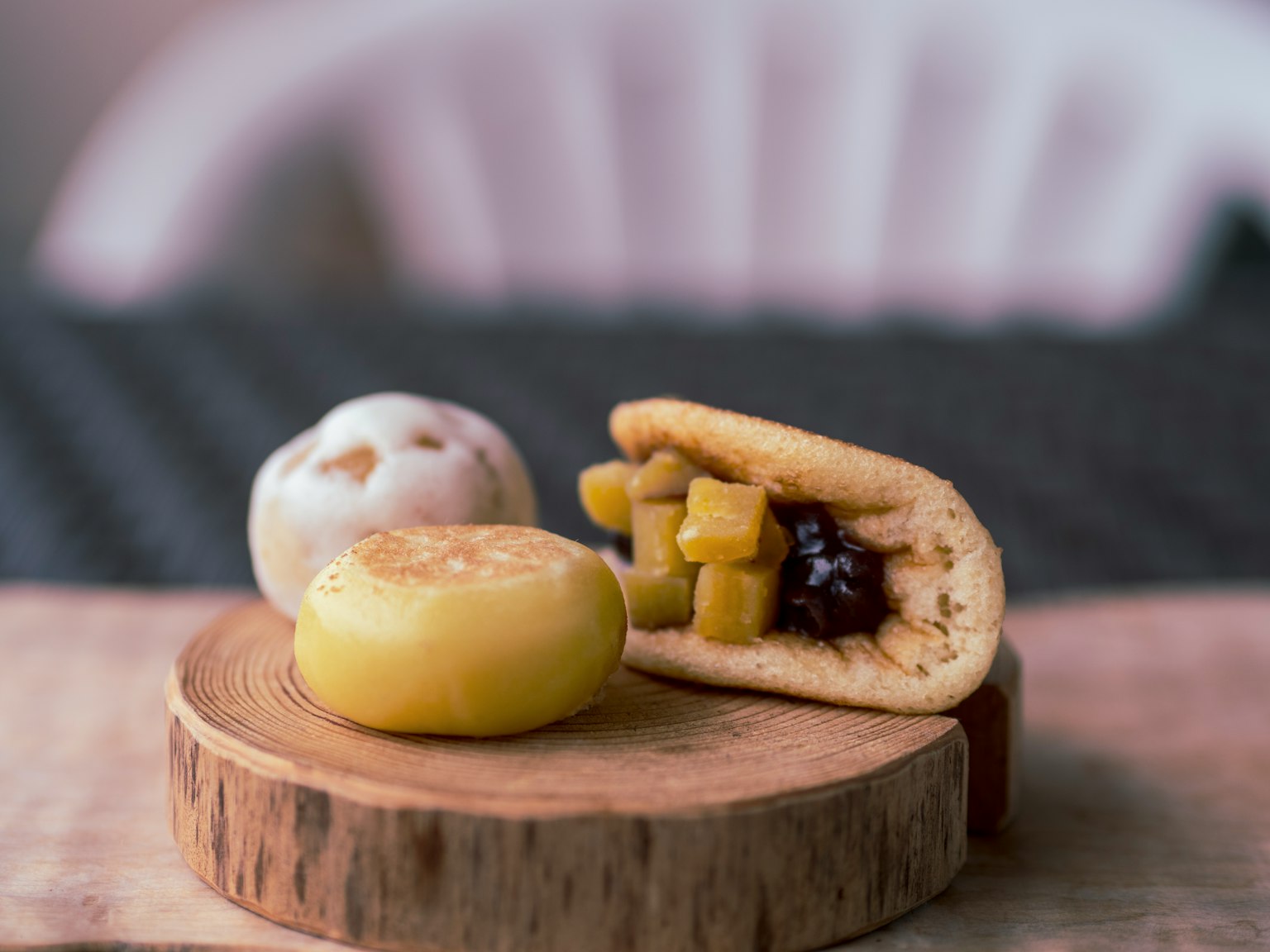 Un assortimento di dolci giapponesi colorati su un tagliere di legno