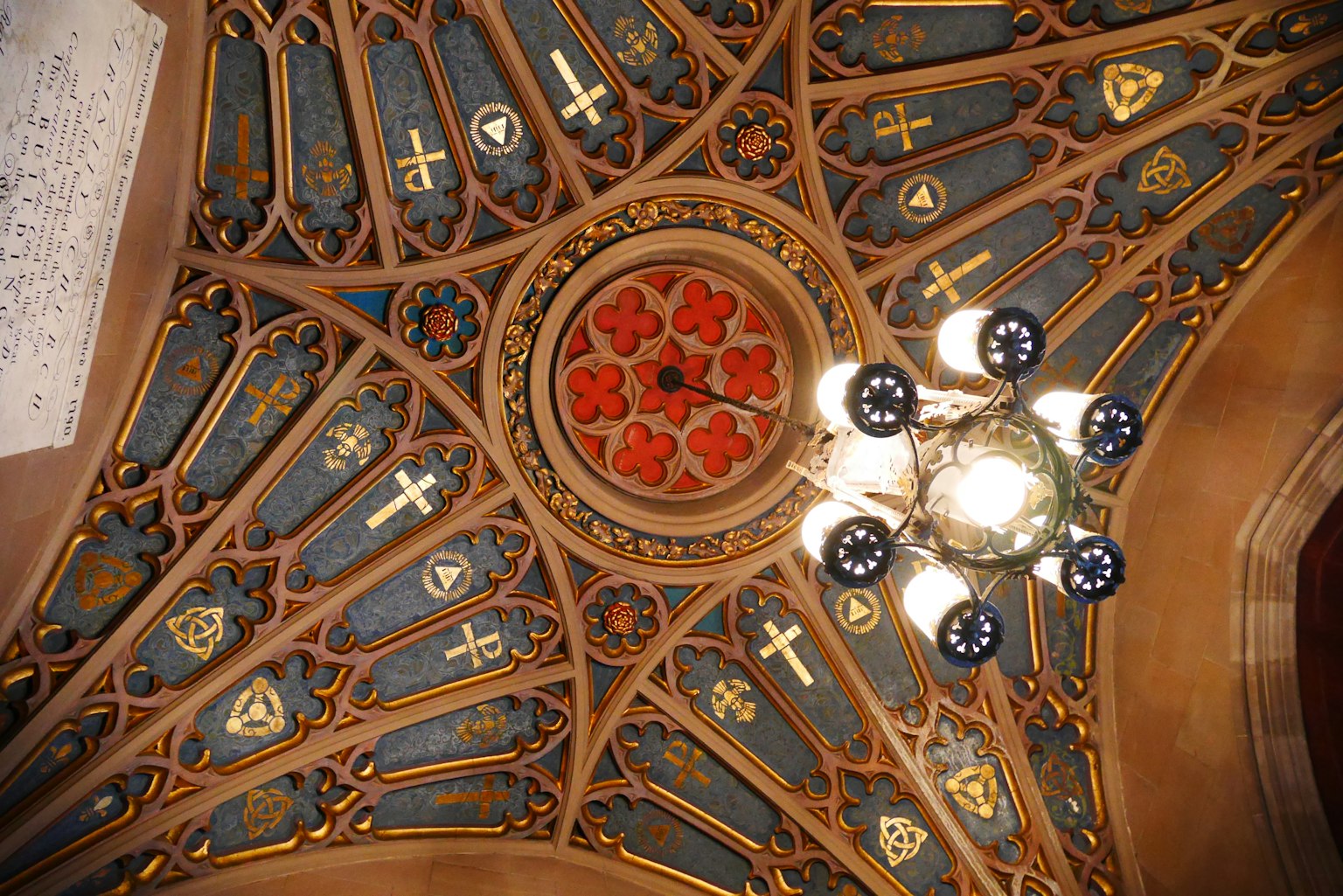 Design di soffitto intricato con elementi decorativi e un lampadario
