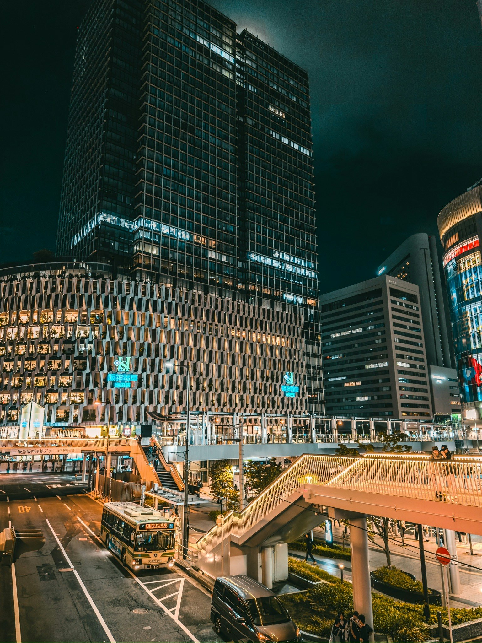大阪・梅田の夜景を望む高層ビル群