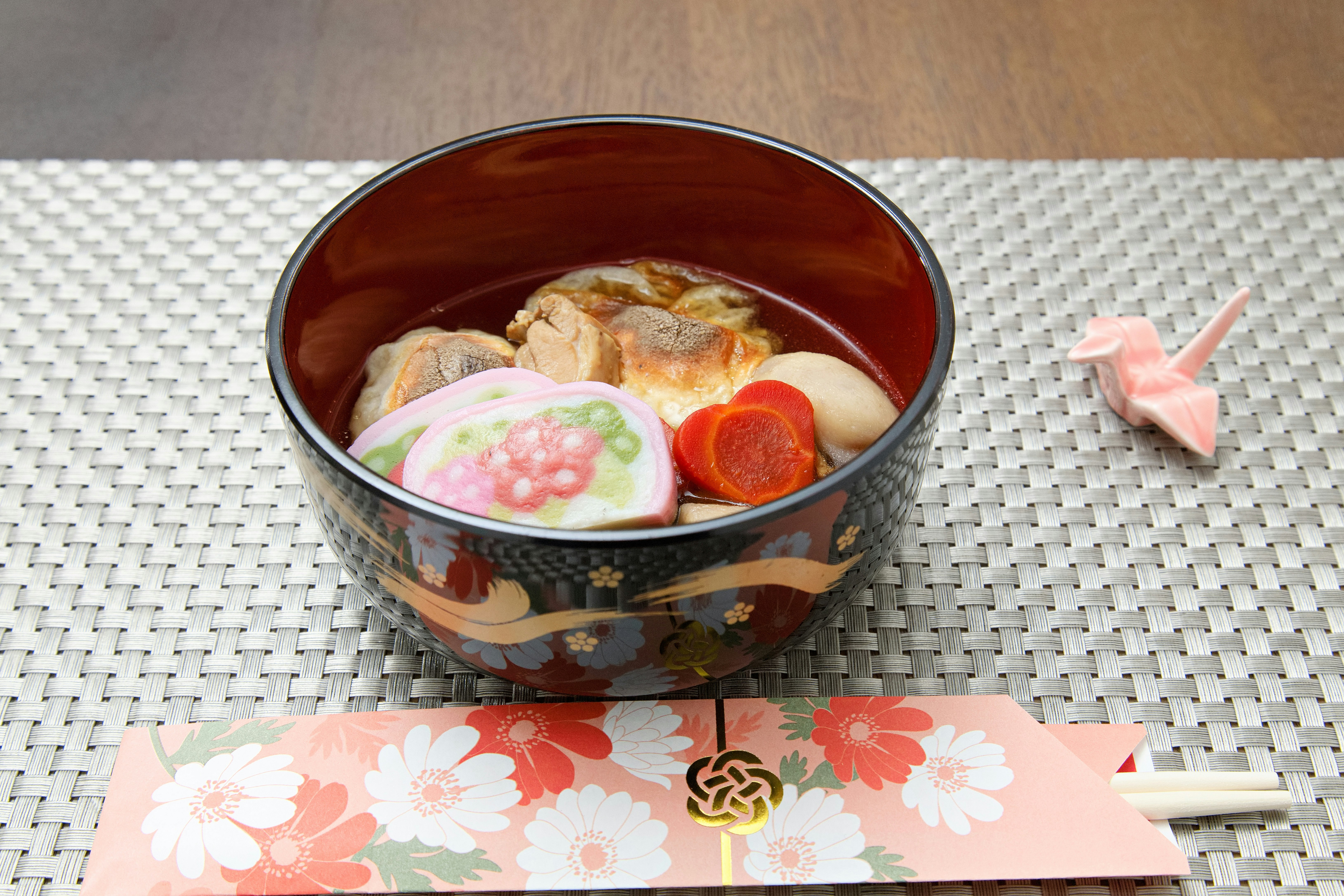 お雑煮の器に入った餅と具材の正月料理