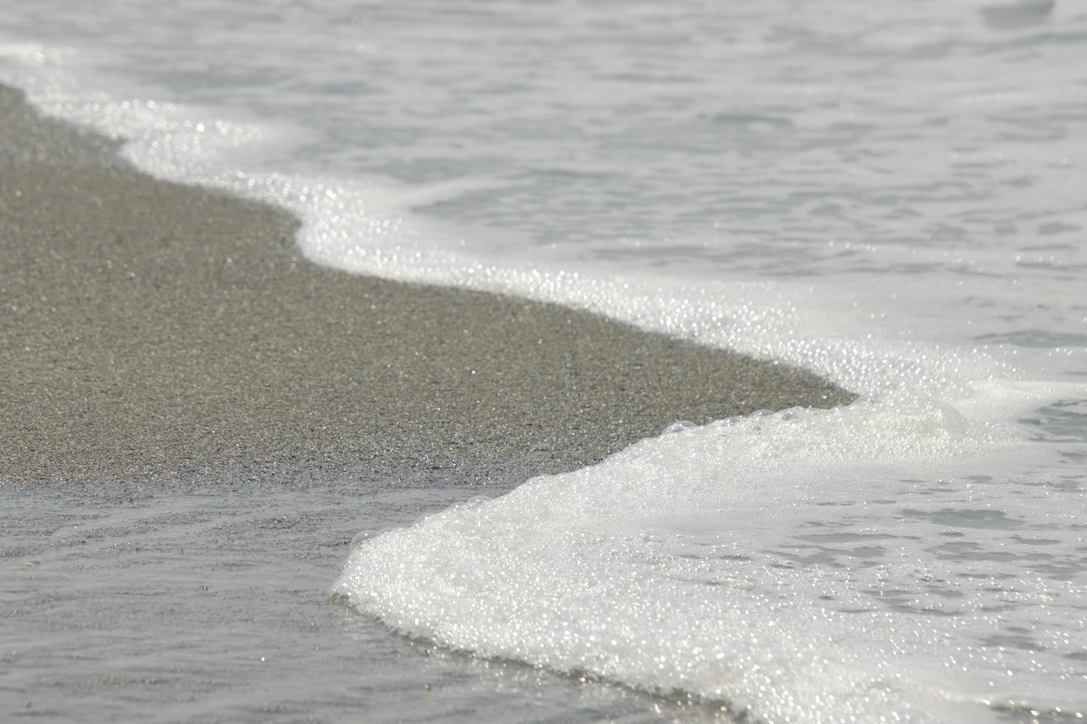 Belle vue des vagues de l'océan rencontrant la plage de sable