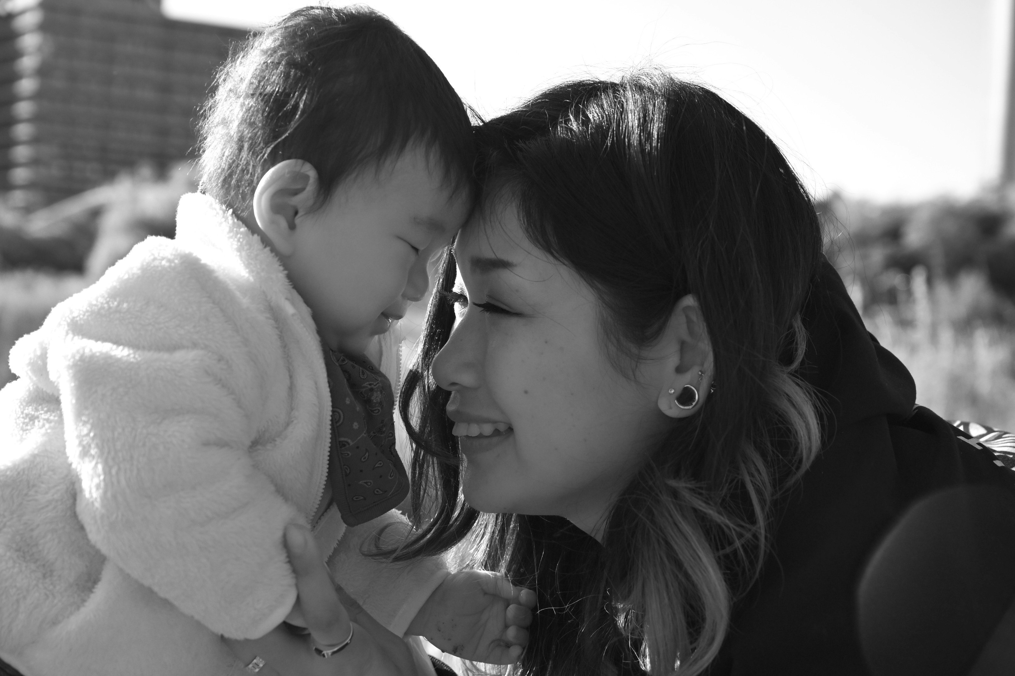 抱着婴儿微笑的亲子温柔瞬间