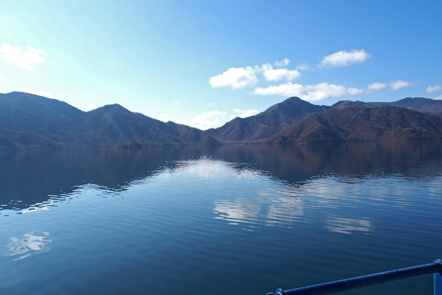 Vista panoramica delle montagne che si riflettono sull'acqua calma