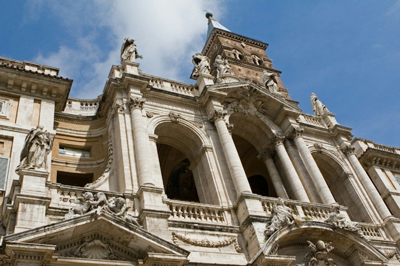 Mặt tiền baroque đẹp của một tòa nhà ở Rome với các bức tượng và trang trí tinh xảo