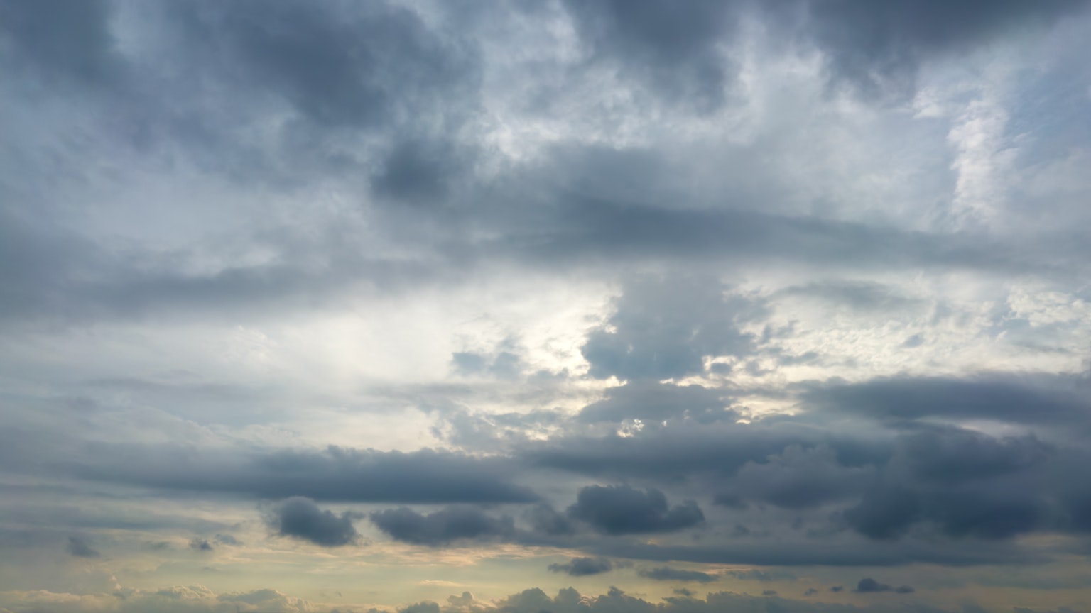 Langit mendung dengan kontras awan terang dan gelap