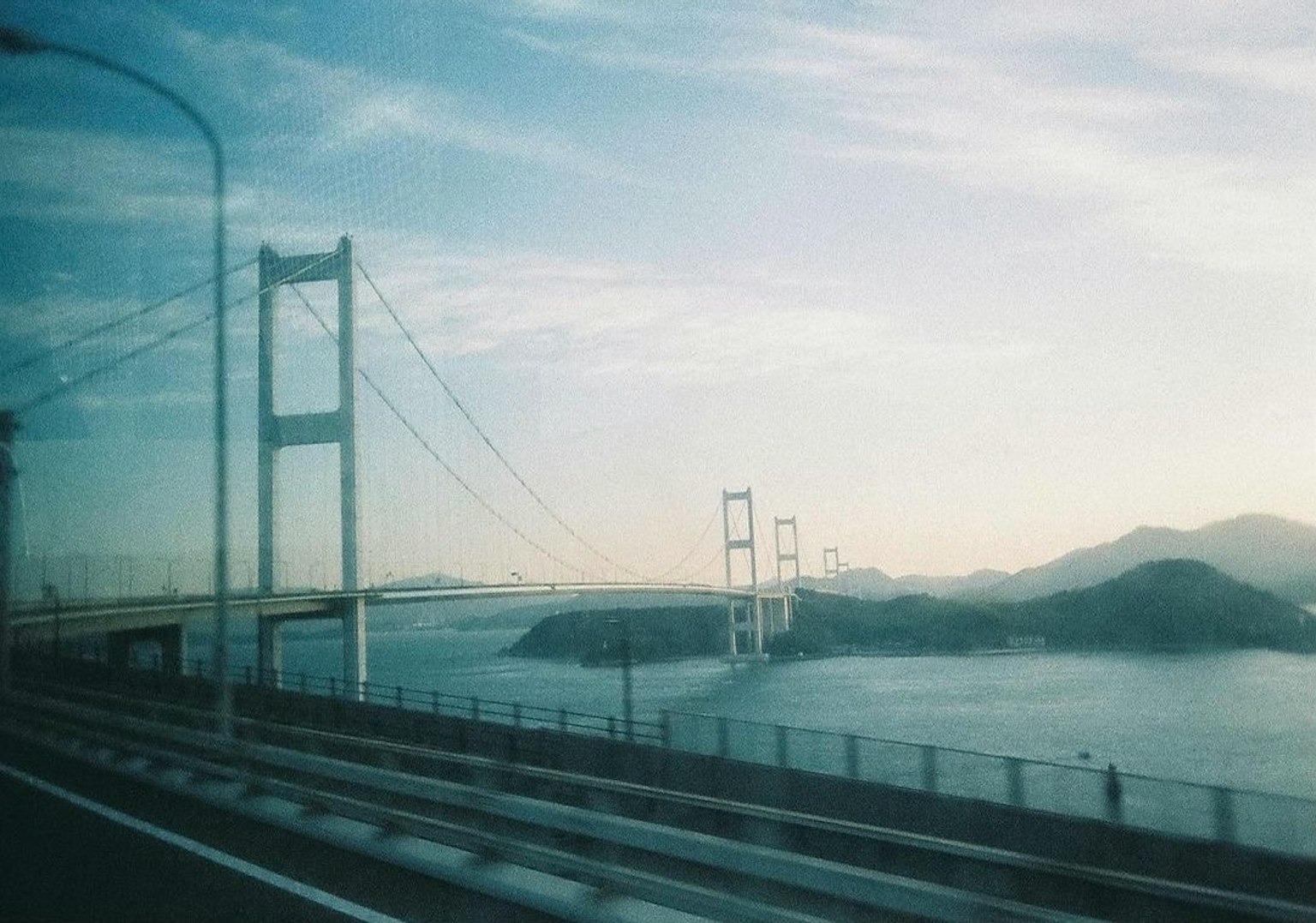 Vista panoramica di un ponte sul mare con cielo blu