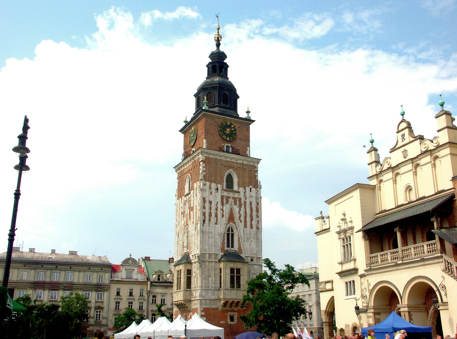 Belle tour de l'horloge et bâtiments historiques dans la vieille ville de Cracovie
