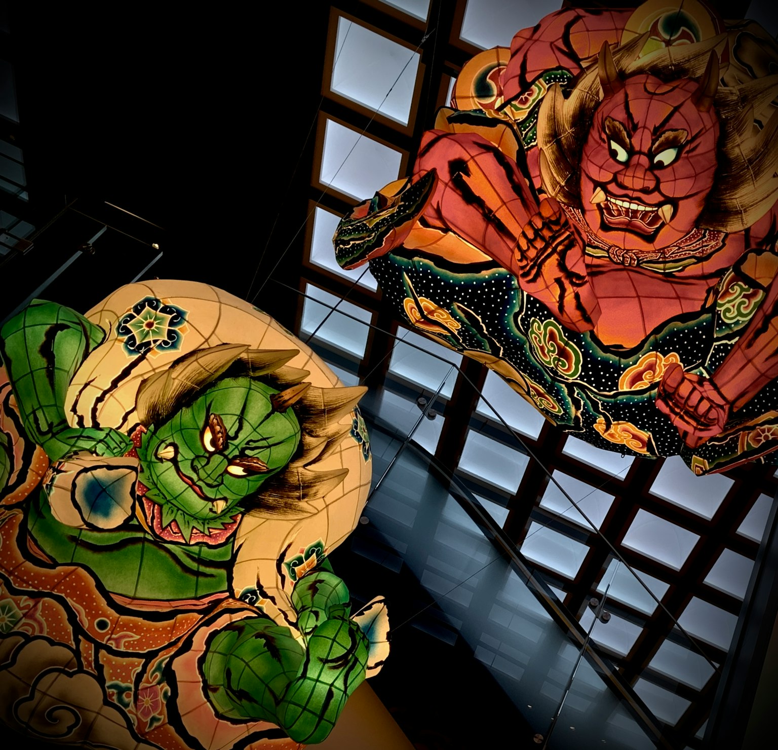Grandi opere d'arte in stile ukiyo-e di due personaggi leggendari giapponesi appese al soffitto