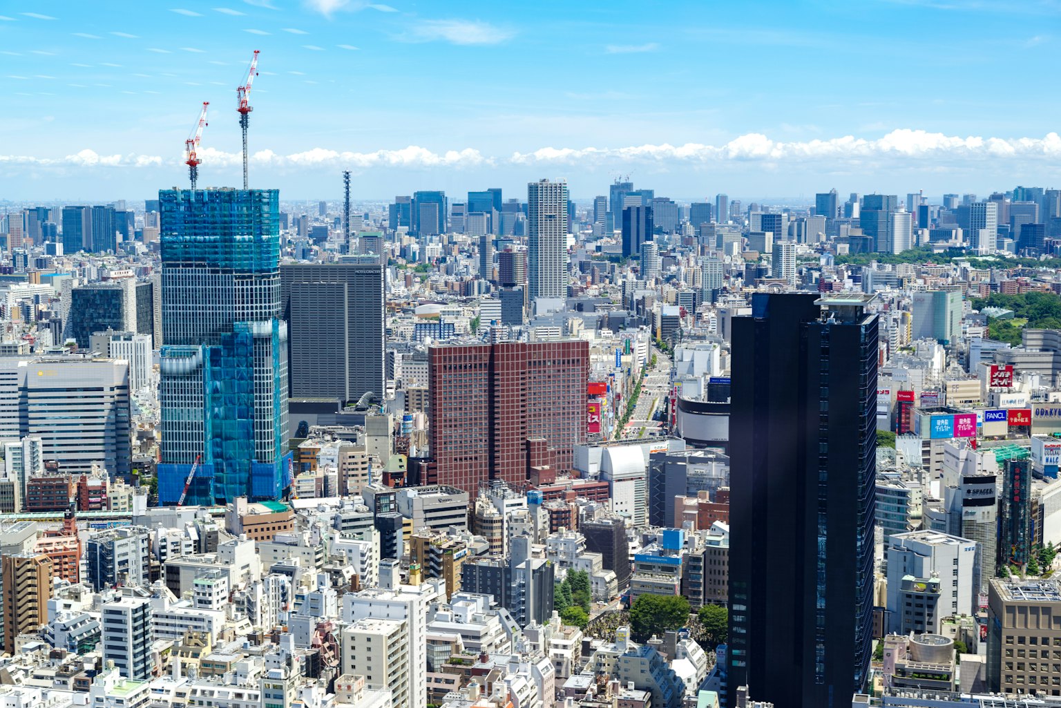 Vista panorámica de los rascacielos de Tokio cielo azul y nubes