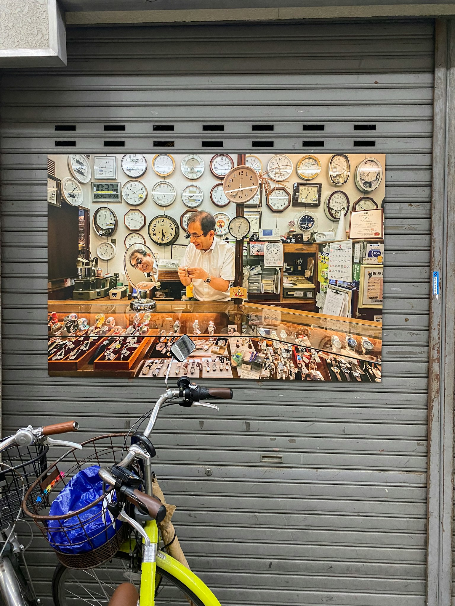 展示手表和珠宝的商店外观与店员