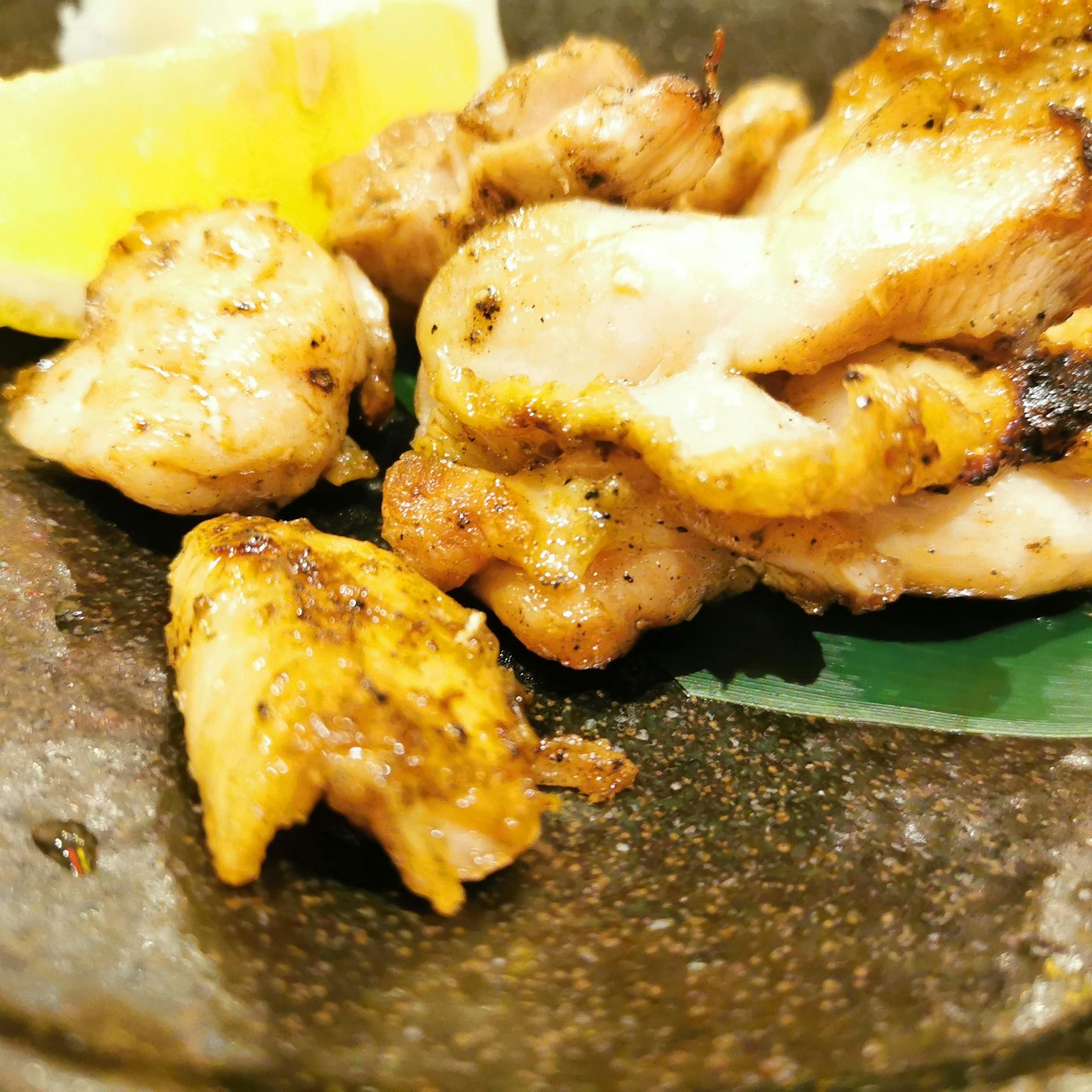 Delizioso pollo alla griglia servito su un piatto con fette di limone