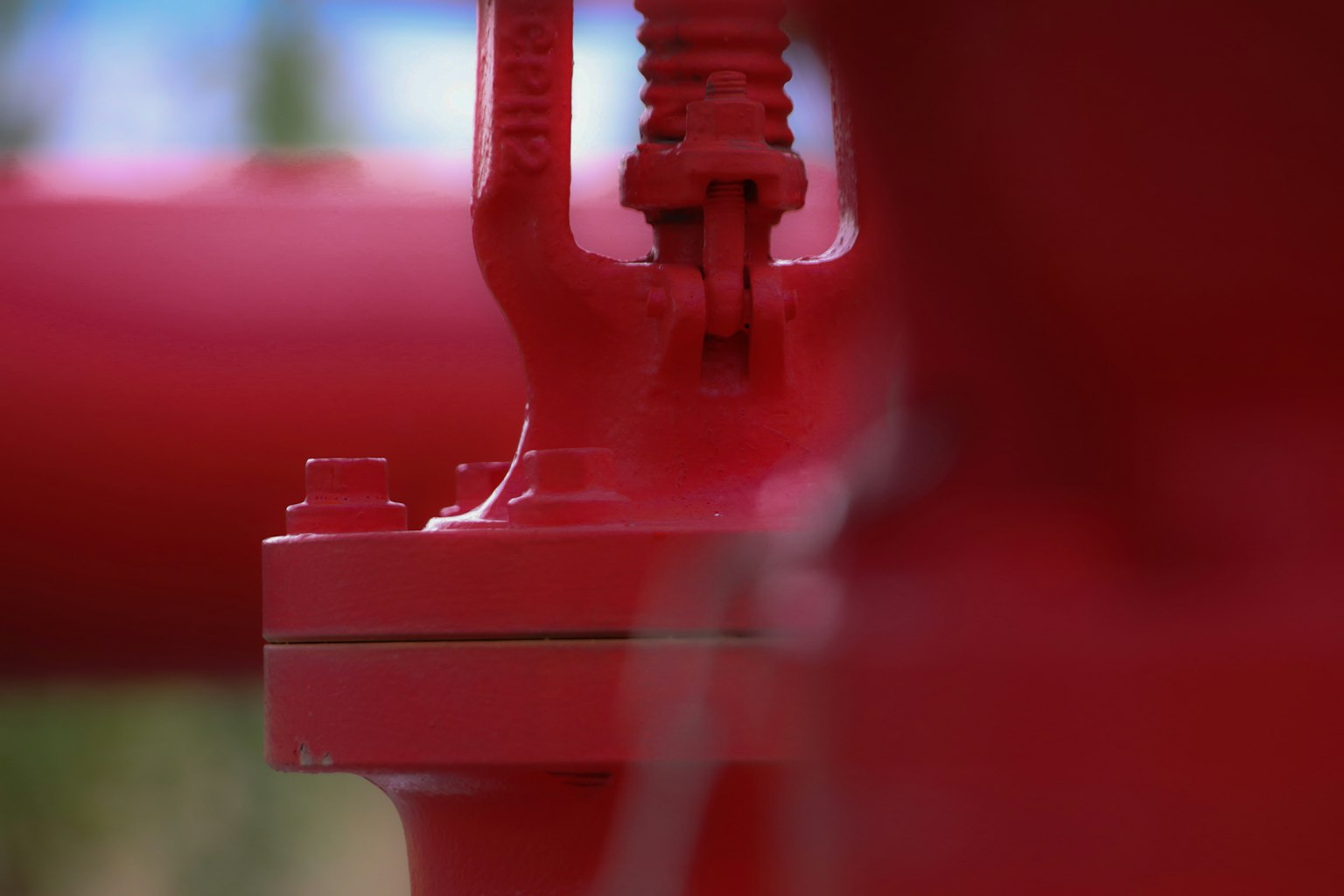 Gambar close-up pipa merah dan katup