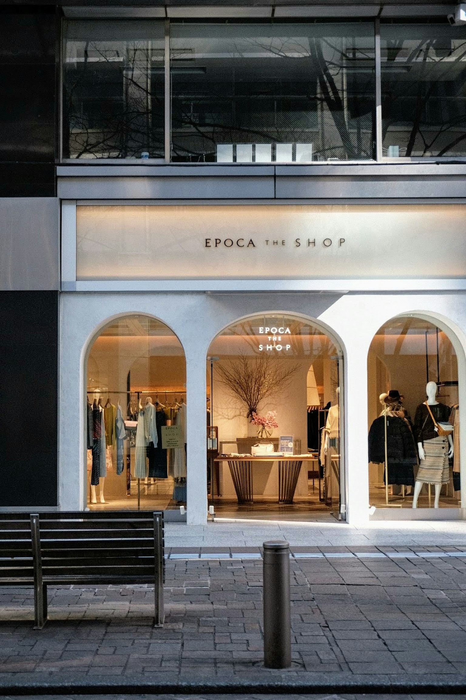 時尚精品店外觀，白色拱形窗戶和優雅的展示