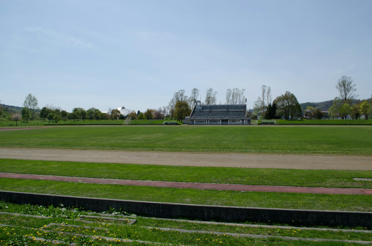 Lapangan baseball luas dengan langit biru