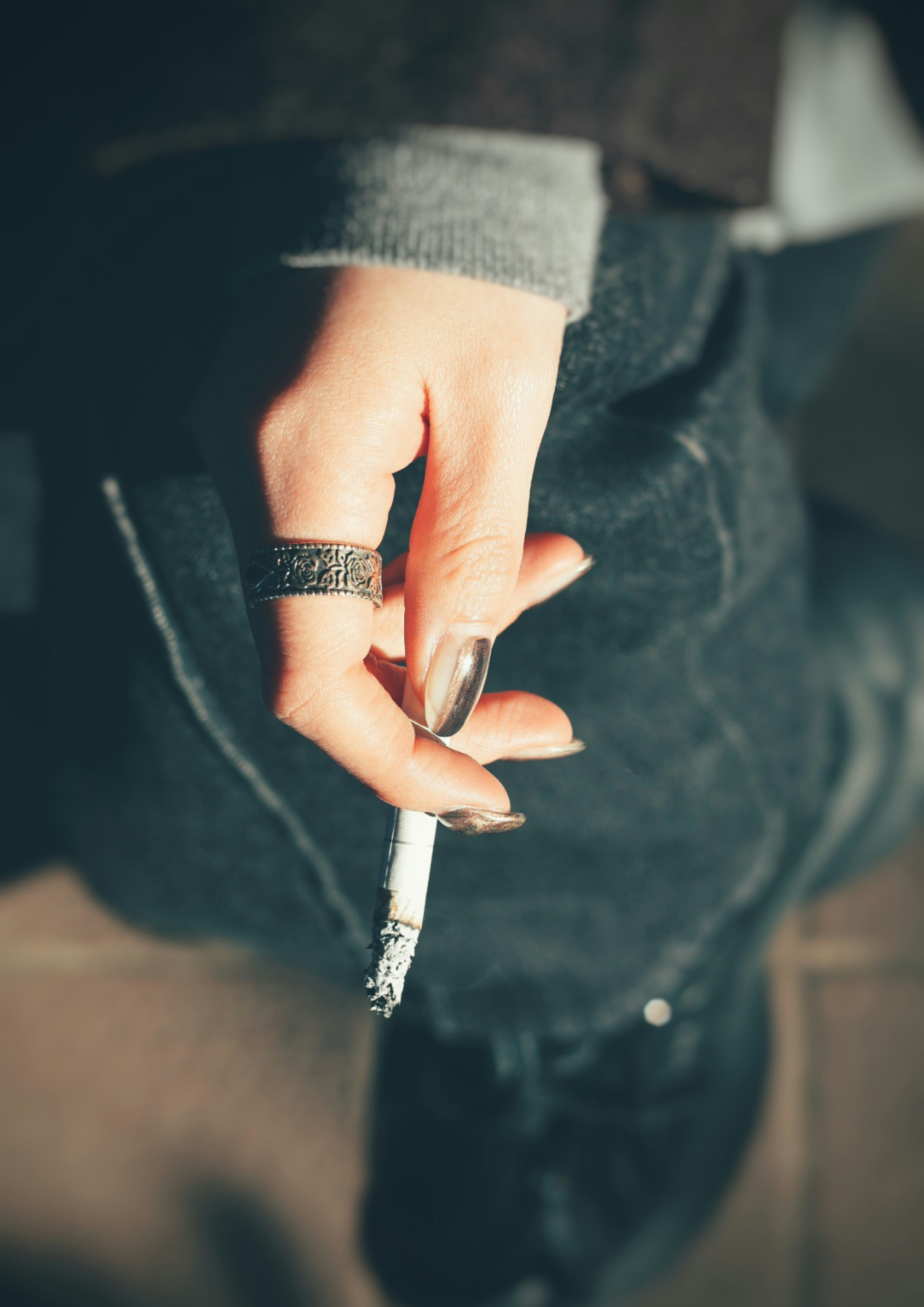 手拿香菸靠近菸灰缸