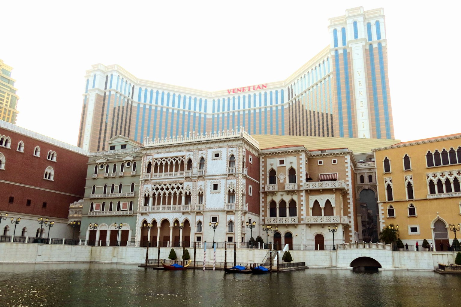 Các tòa nhà theo phong cách Venice và kênh ở bối cảnh Las Vegas