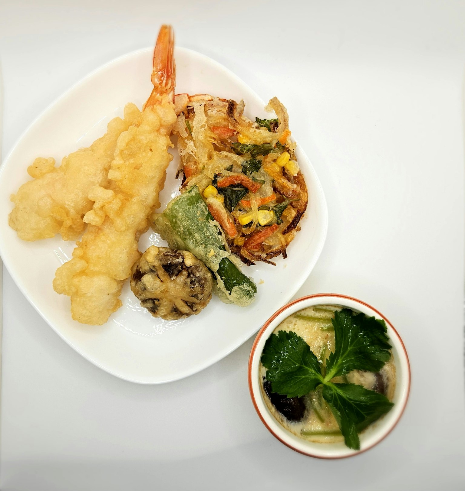 Đĩa tôm và rau tempura với một bát súp