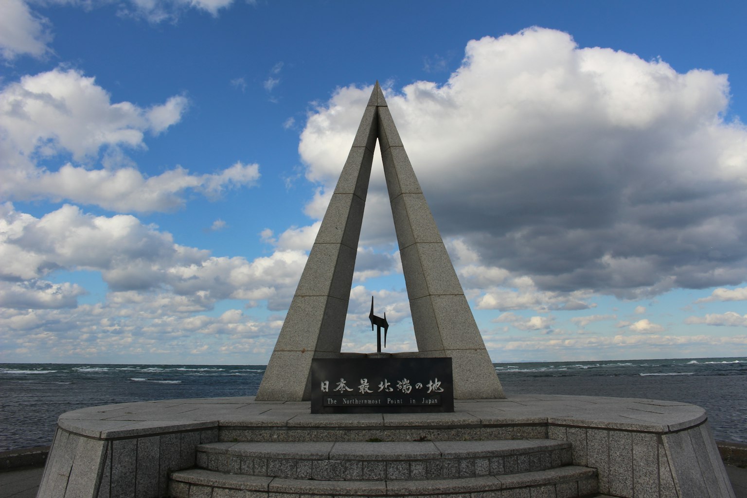 海邊的三角形紀念碑和藍天