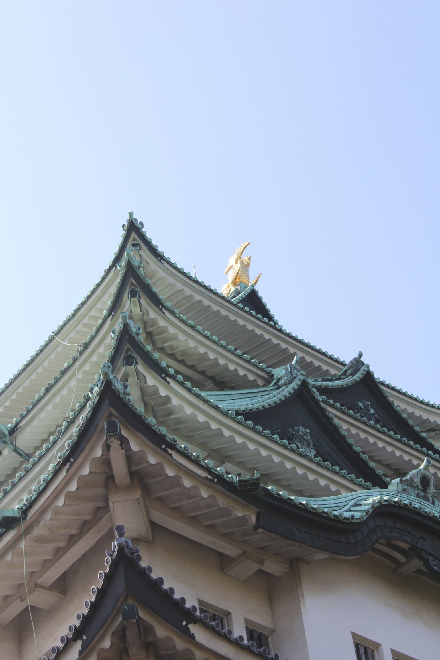名古屋城美麗的屋頂設計與藍天