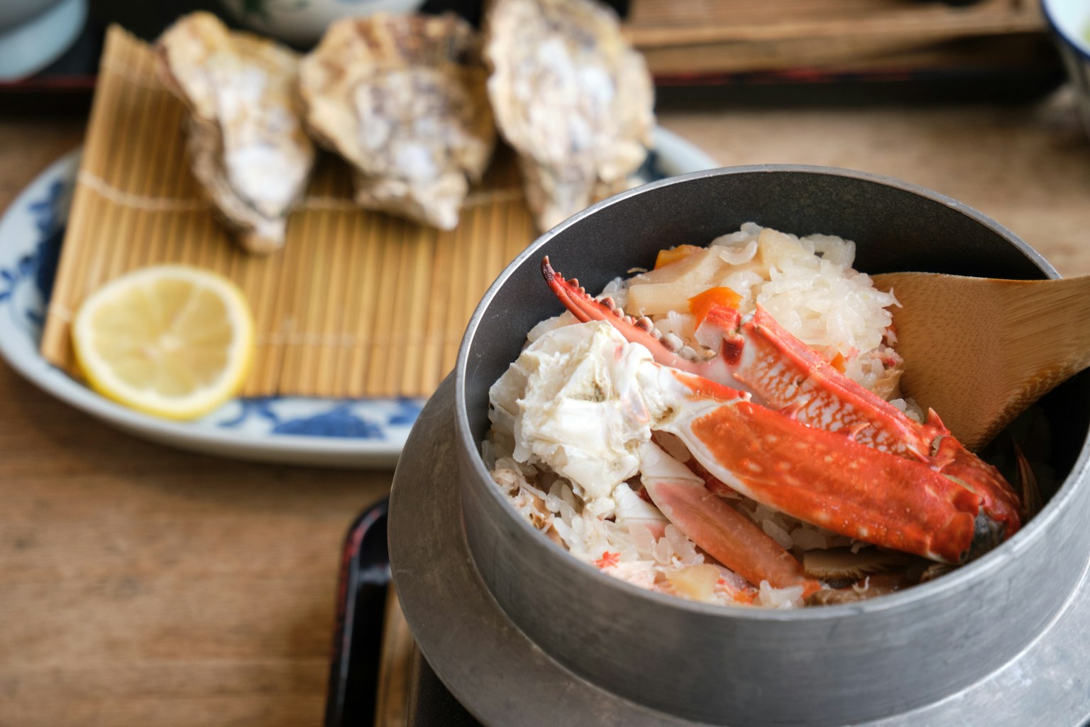 Plato de arroz con cangrejo y una rodaja de limón al lado