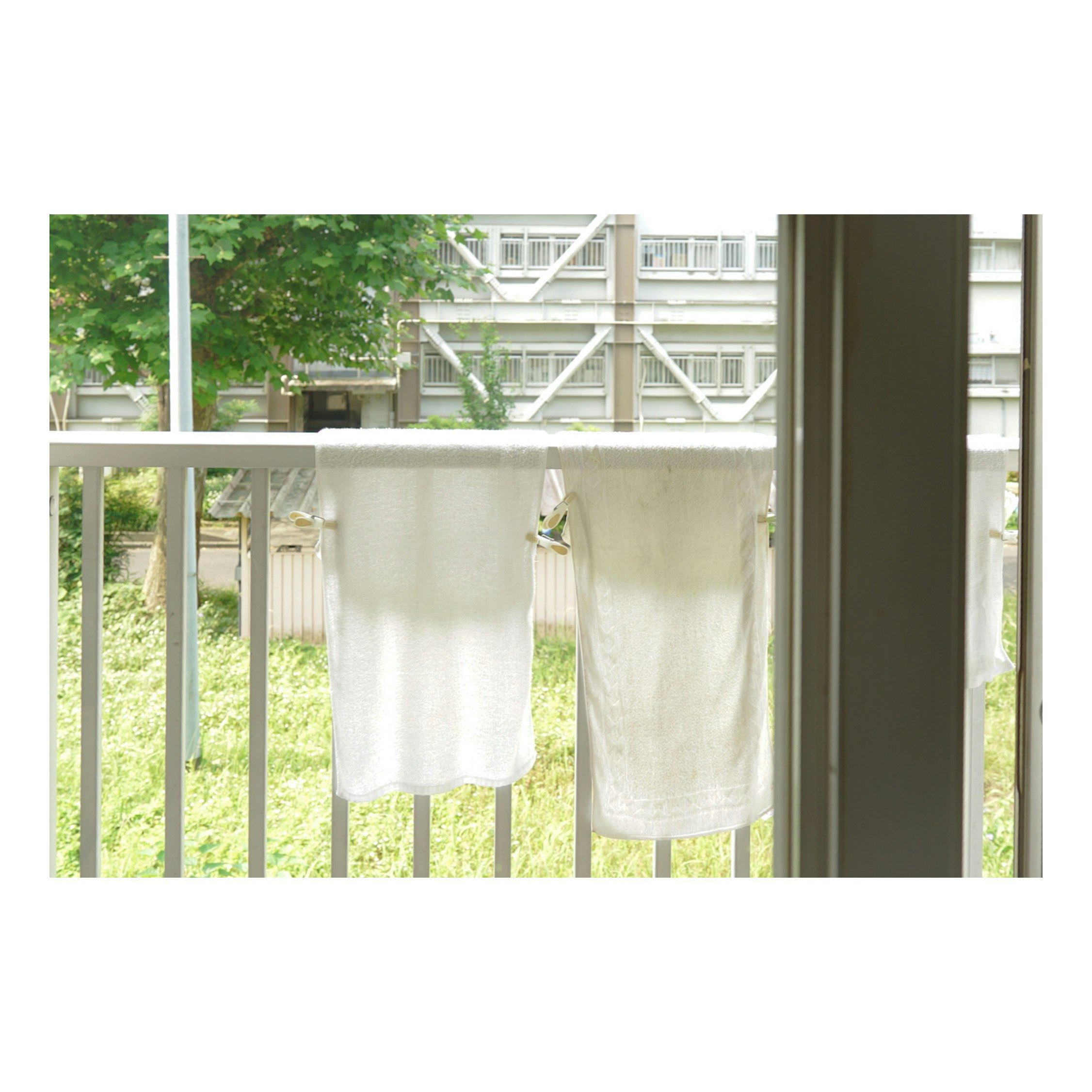 weiße Wäsche auf einer Balkon-Wäscheleine