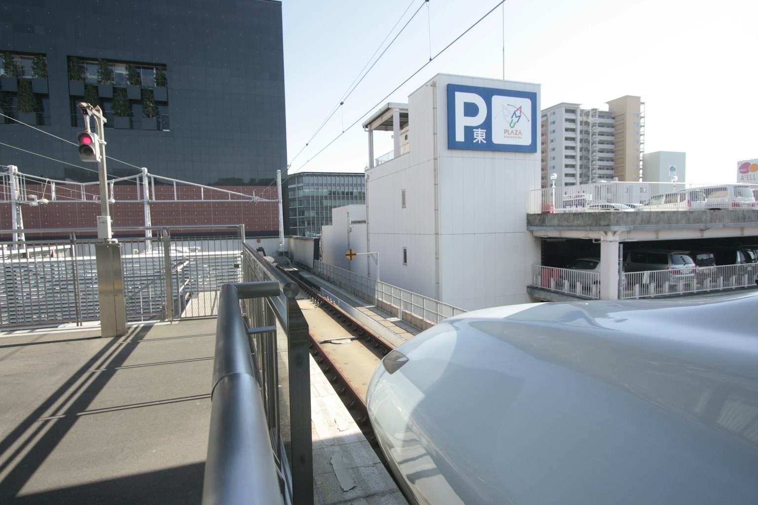 Cảnh đường ray Shinkansen và khu vực đỗ xe tại một ga