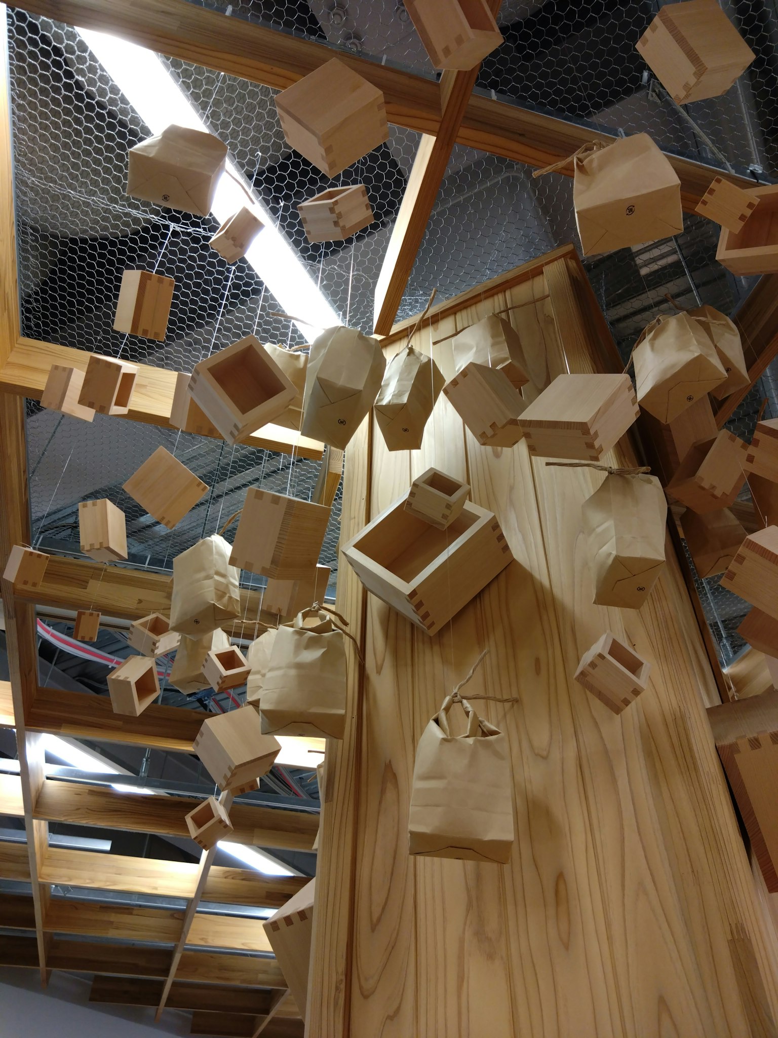 Des boîtes en bois suspendues au plafond dans un espace de design