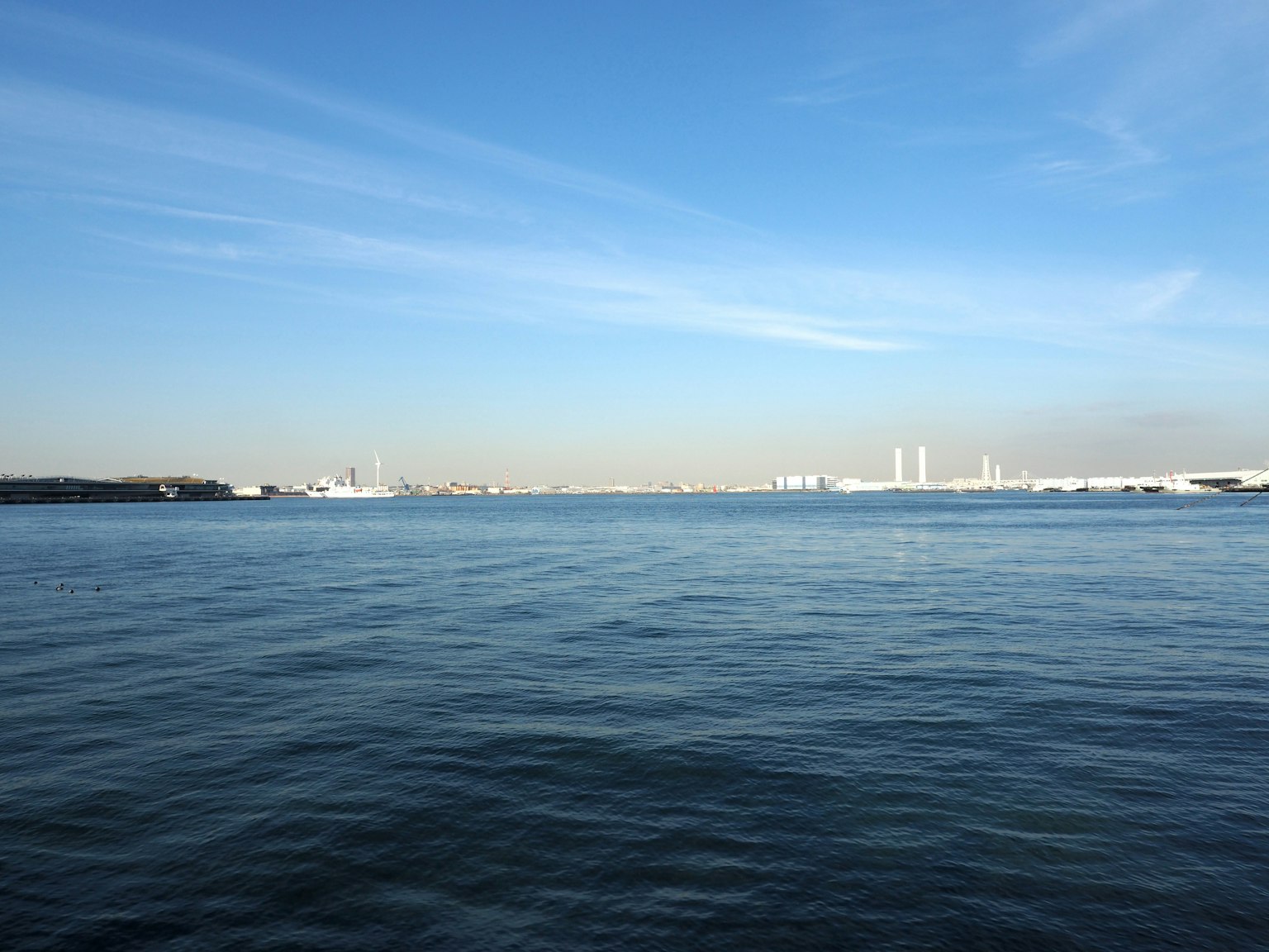 Ruhige Meeresansicht mit klarem blauen Himmel und entferntem Horizont