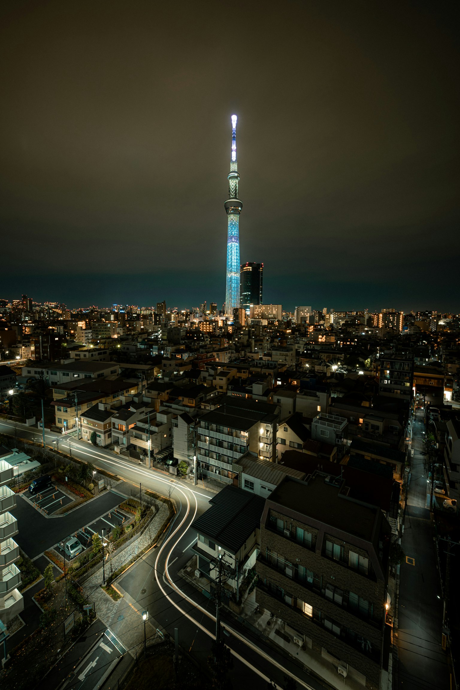 Tokyo Skytree brillando en el paisaje urbano nocturno