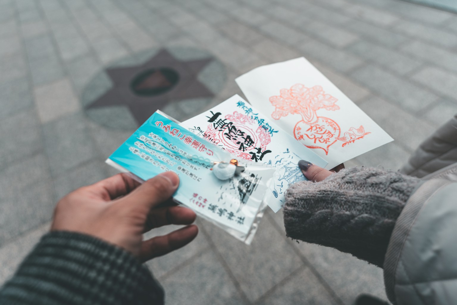 Một bức ảnh cho thấy nhiều vé và thẻ được cầm trên tay