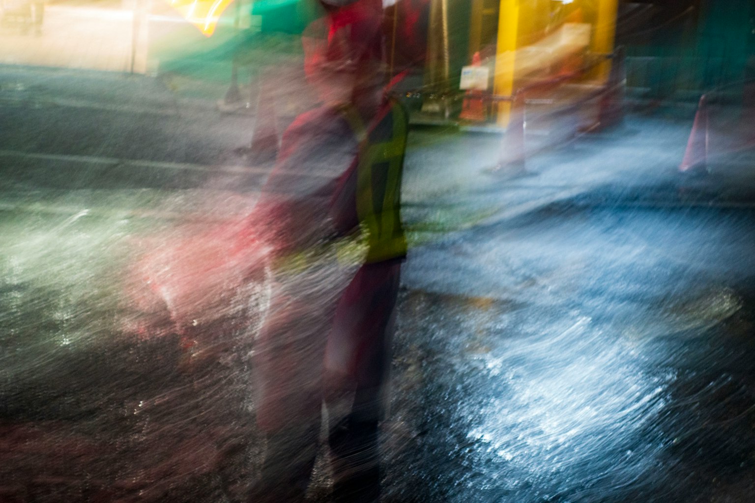 夜晚城市中模糊的交通警察身影與光的反射
