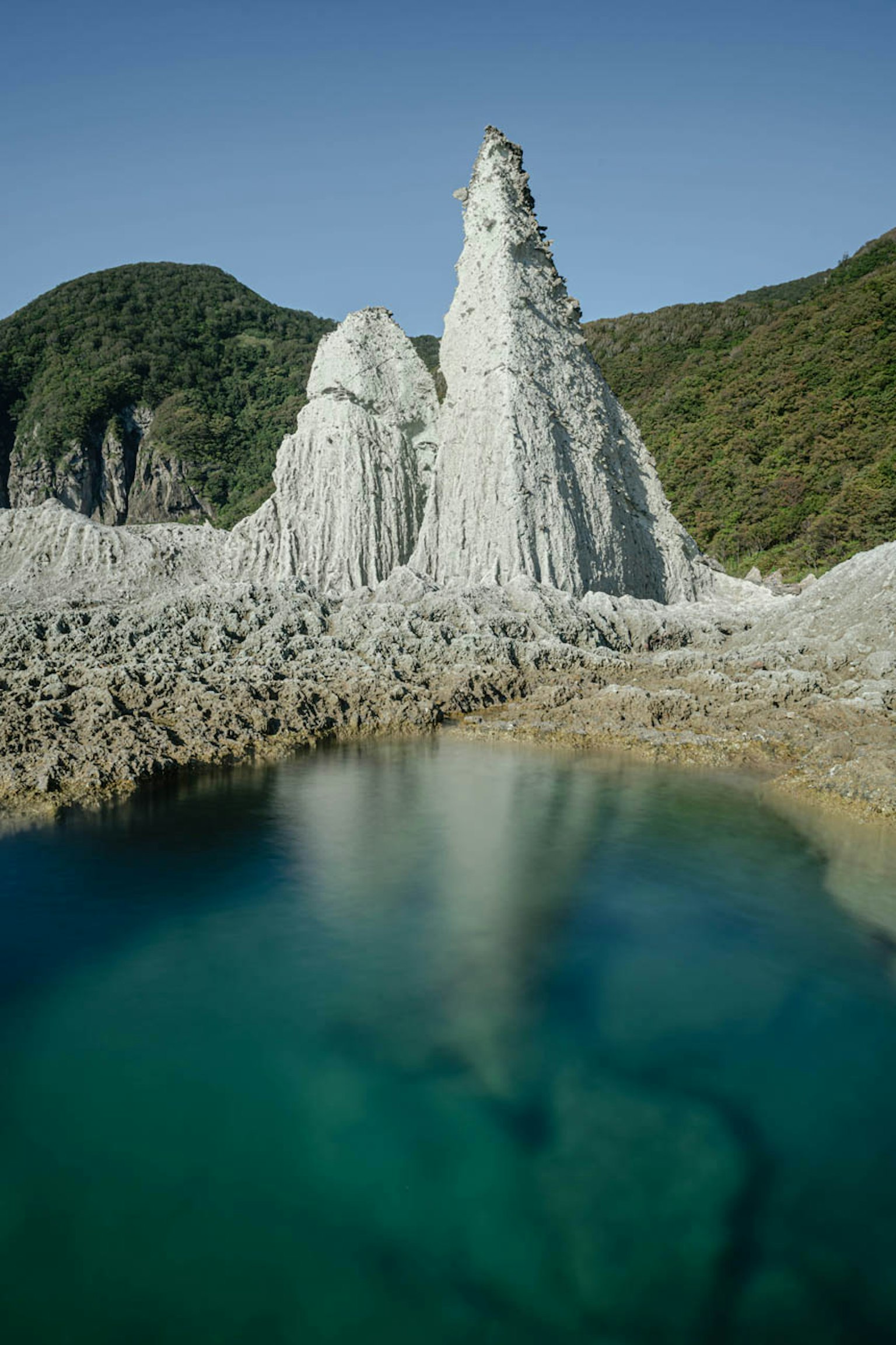 Paysage naturel avec de l'eau bleue et des formations rocheuses blanches uniques