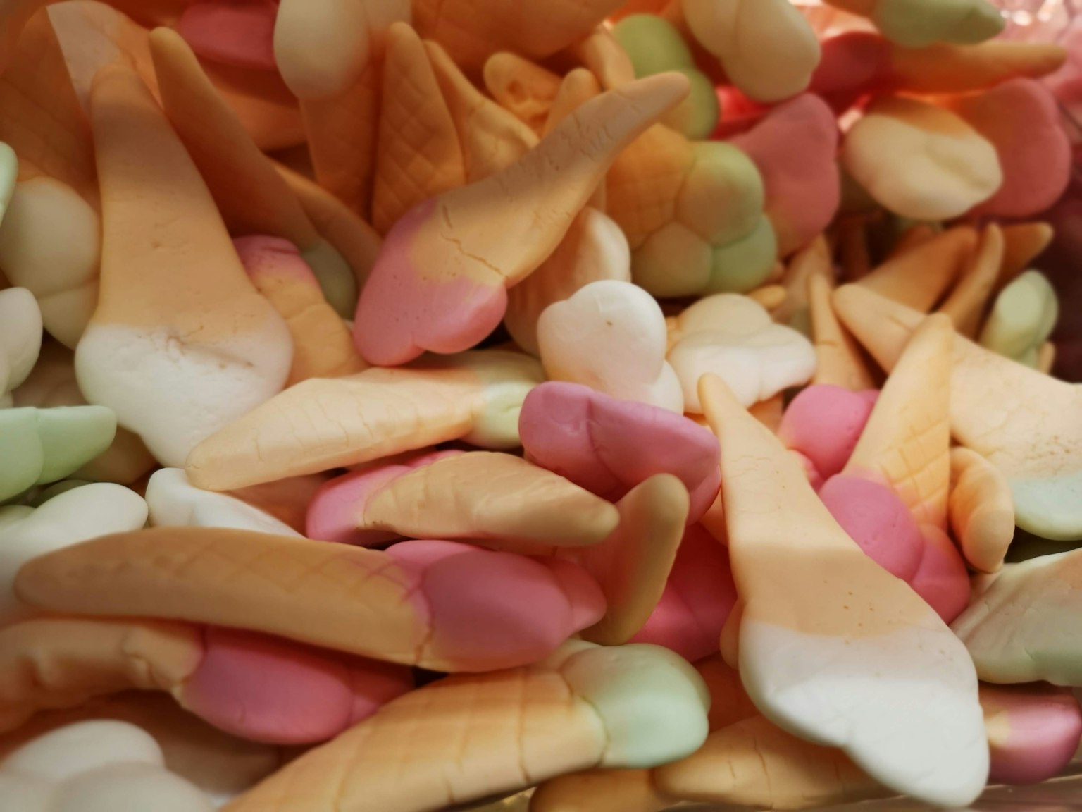 Permen berwarna-warni berbentuk marshmallow disusun dalam tumpukan