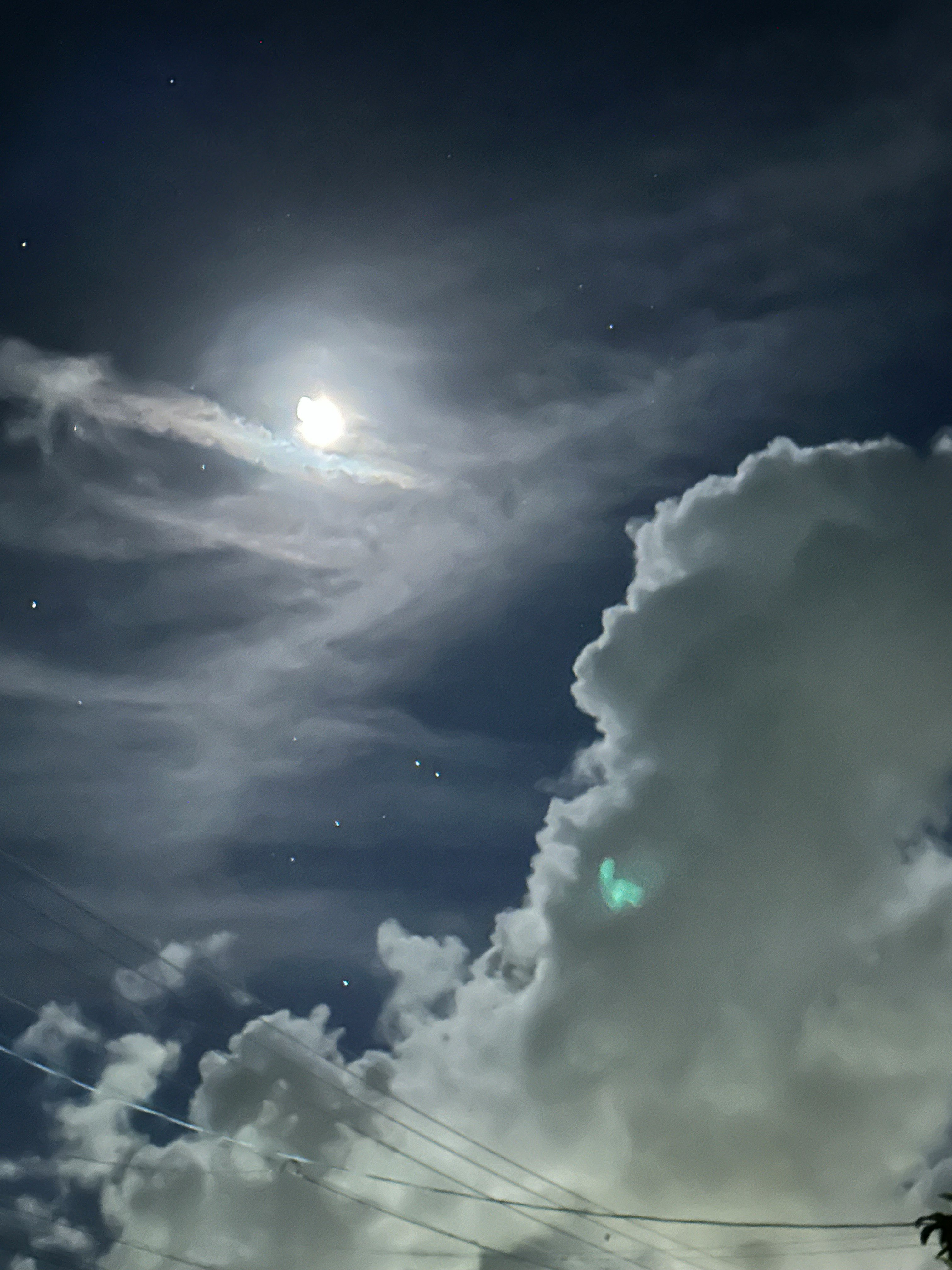 cielo nocturno con luz de luna entre nubes
