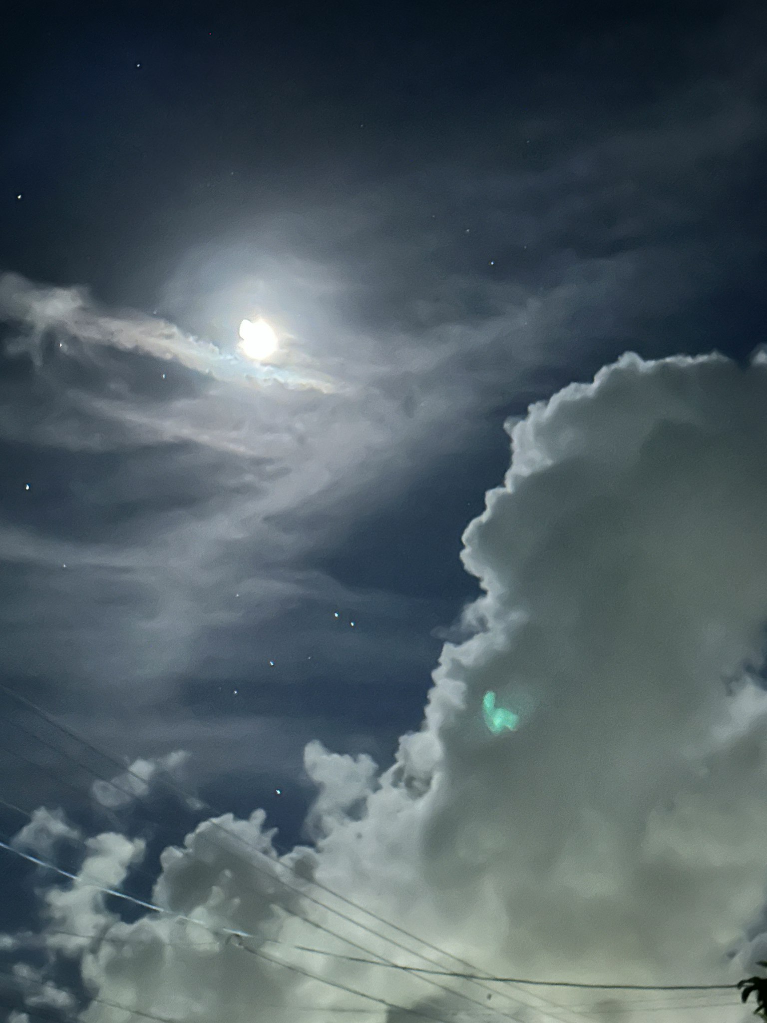 Hermoso contraste de una luna llena y nubes en el cielo nocturno