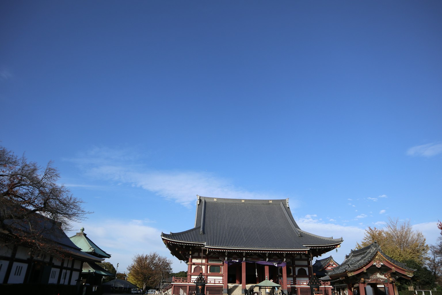 Edificio de templo japonés tradicional bajo un cielo azul claro