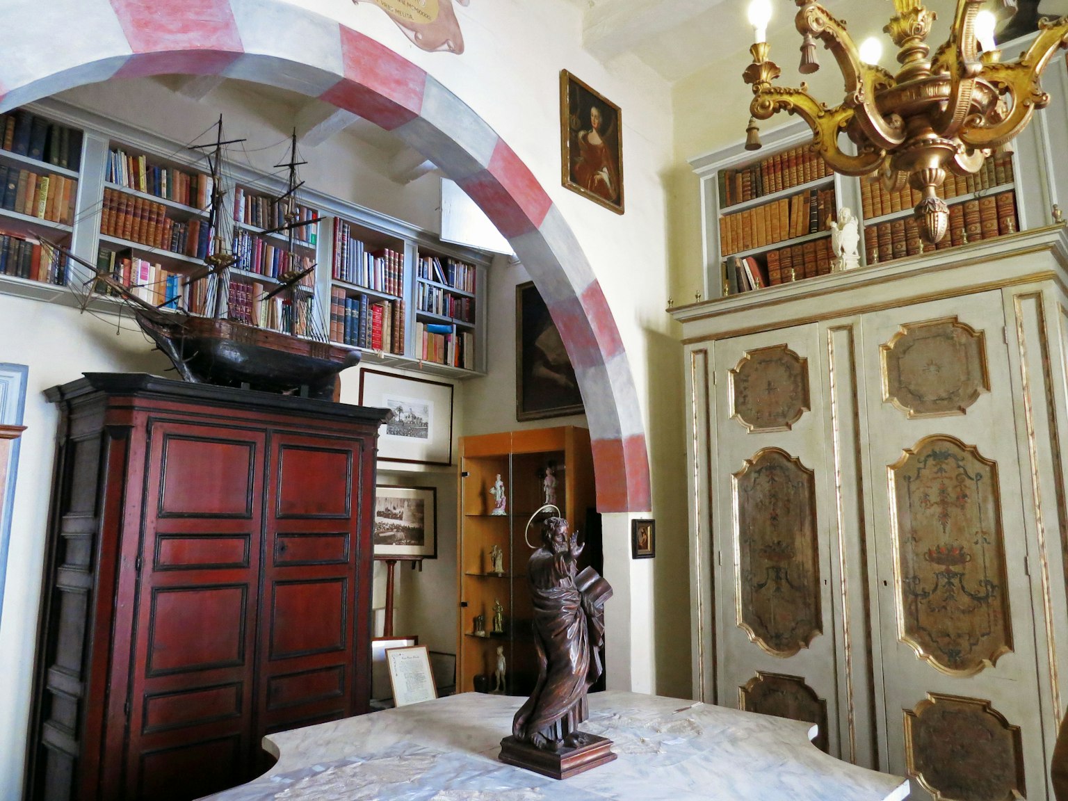 Innenraum mit Regalen und einer auffälligen Statue
