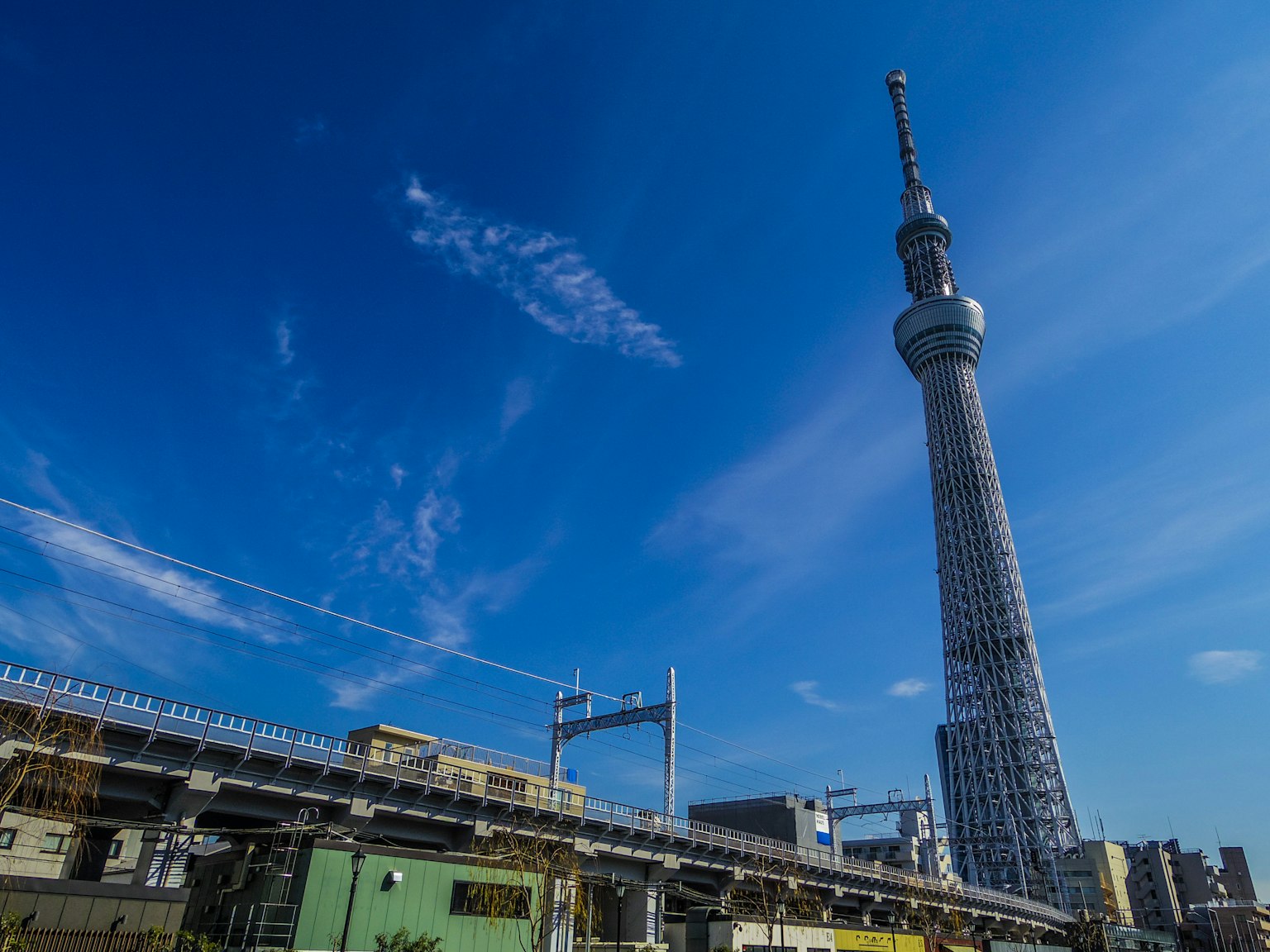 Tokyo Skytree contro un cielo blu chiaro