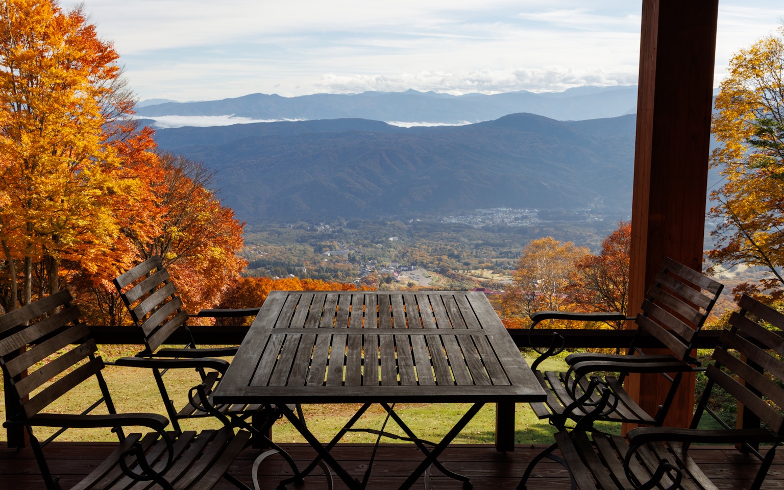 秋の色に包まれた山の景色とテーブル