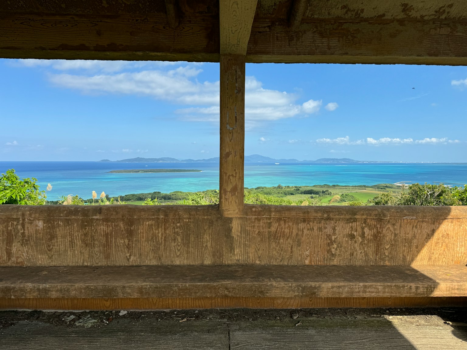 Vue de la mer bleue et des îles depuis une structure en béton