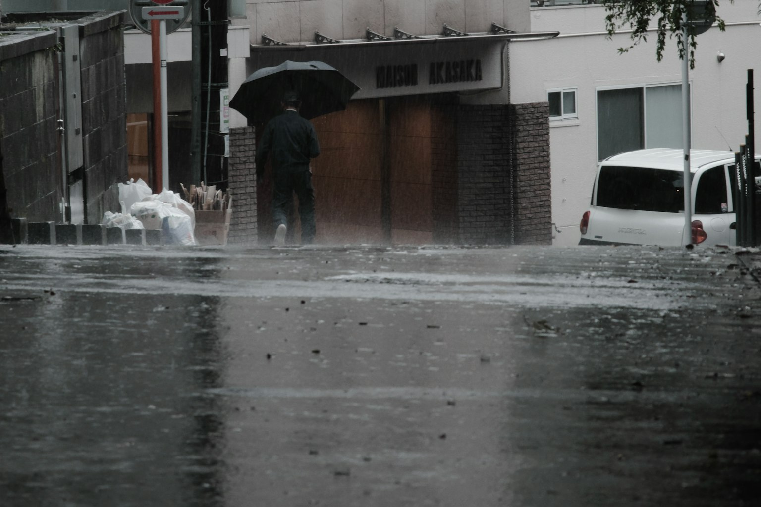 一人在雨中撐傘站在城市環境中