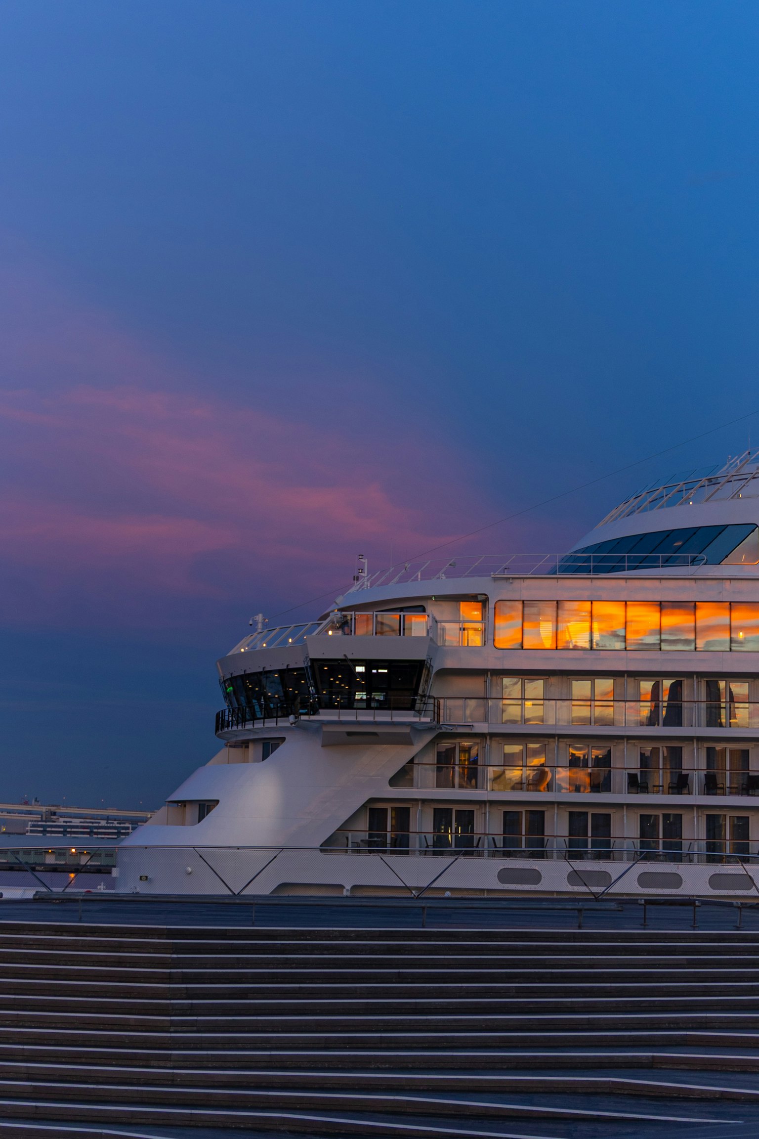 ทิวทัศน์ที่สวยงามของเรือสำราญในยามพลบค่ำพร้อมหน้าต่างที่สว่าง