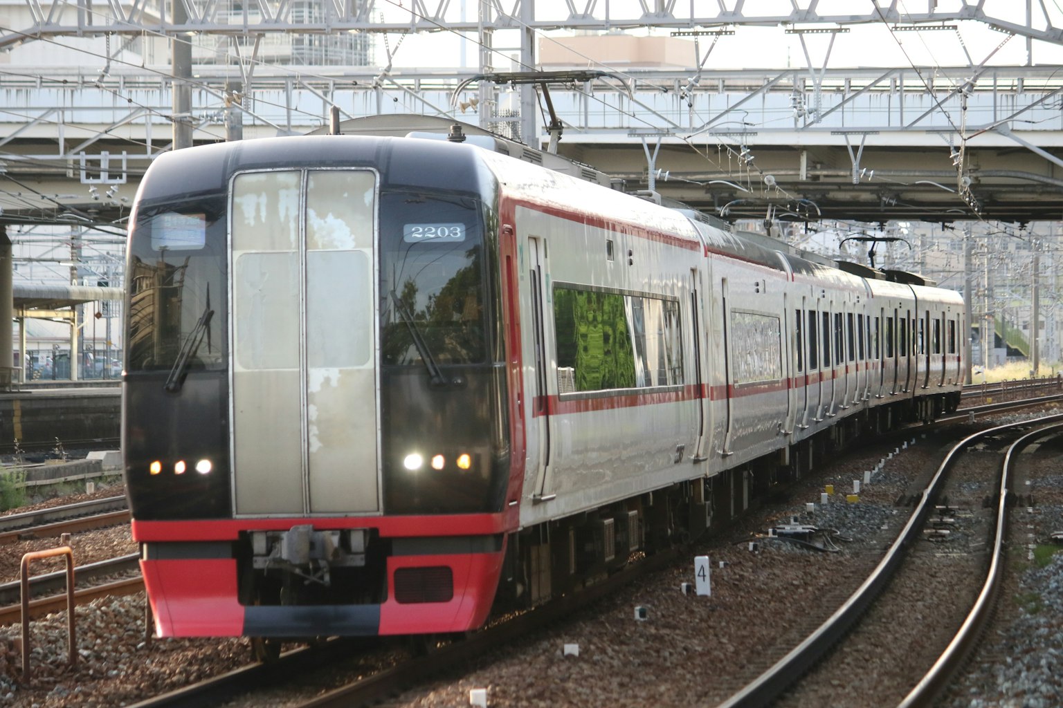 Un treno rosso e bianco è fermo sui binari