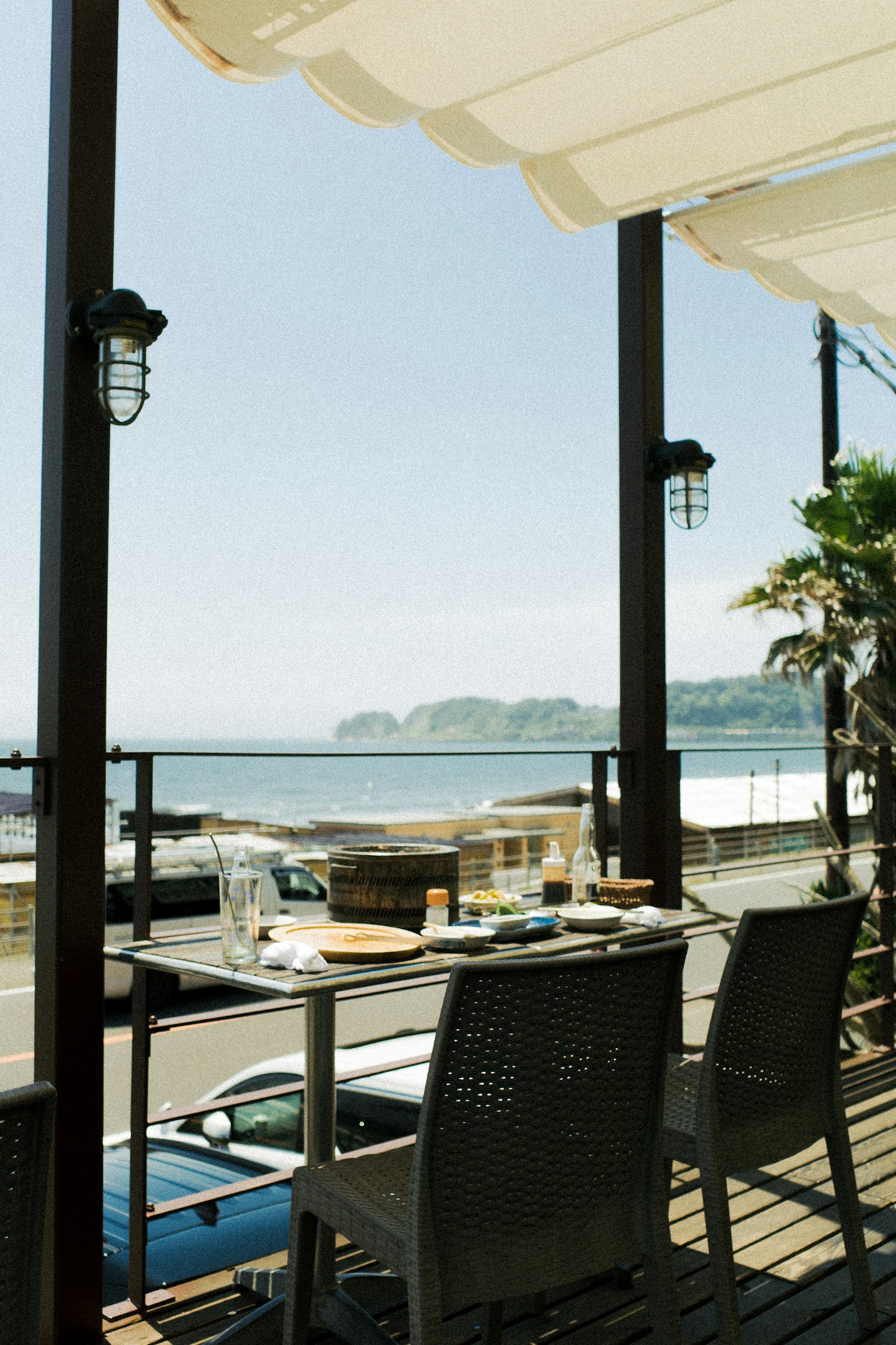 Tavolo e sedie su una terrazza con vista sull'oceano