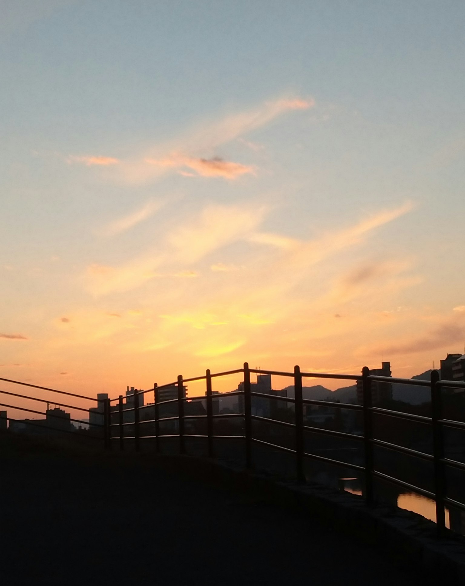 Cielo al tramonto con vista su una ringhiera